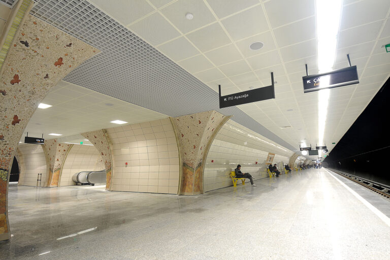 Tömegközlekedési csomópontok, metró megállók…