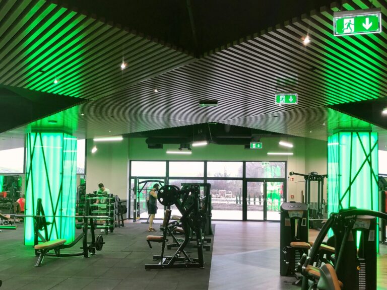 Fitness terem fém sávos álmennyezet